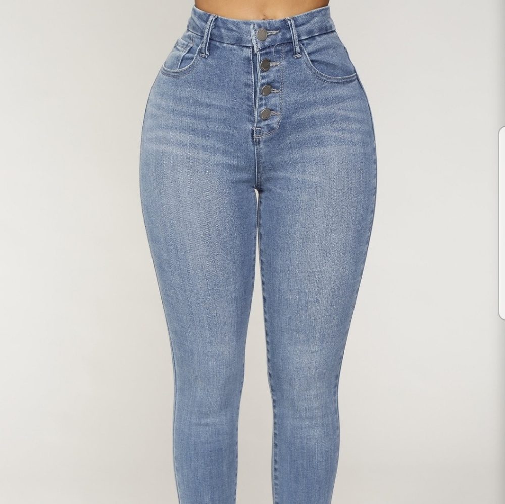 Exposed button ankle jeans